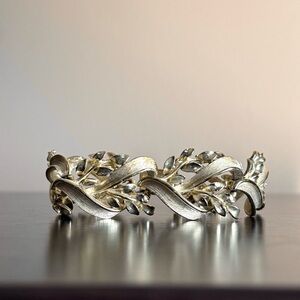 Lisner Leaf Bracelet Light Gold Tone